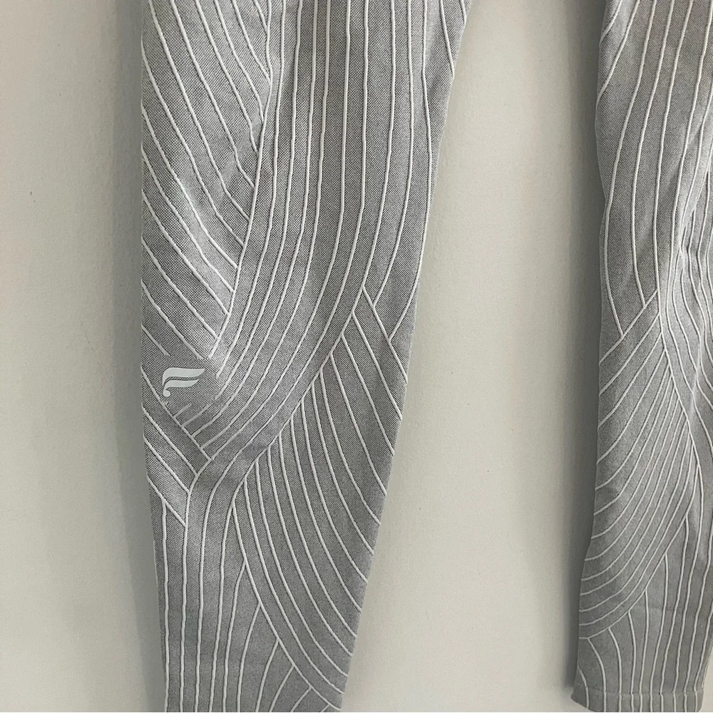 Fabletics Seamless High-Waisted Linework Leggings. - Picture 5 of 14